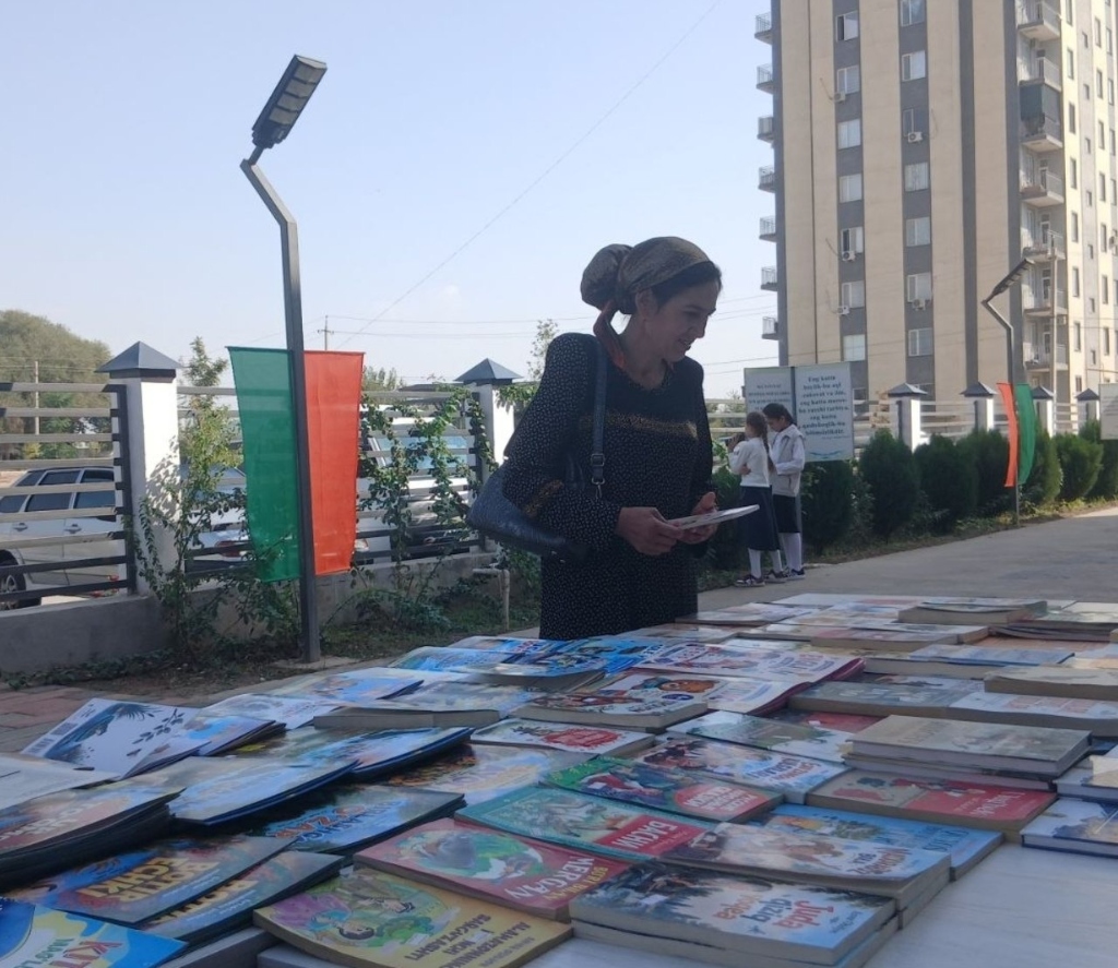 Maktab hududida tashkil etilgan keng ko‘lamli kitob yarmarkasi