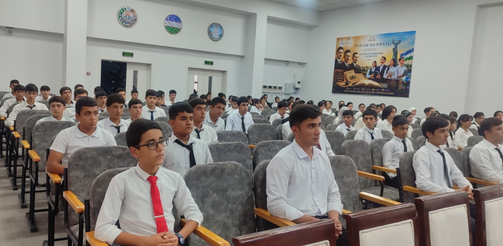 Maktab o‘quvchilari uchrashuv davomida xavfsizlik mavzularini tinglamoqda